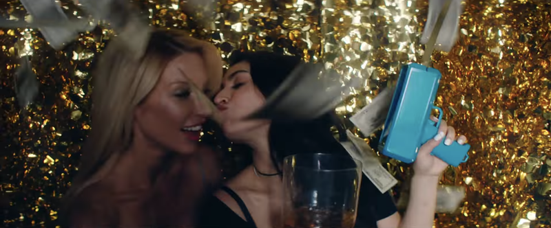 Illustration for article titled Drake Reminds Us Everyone From Degrassi Is Smoking Hot Now